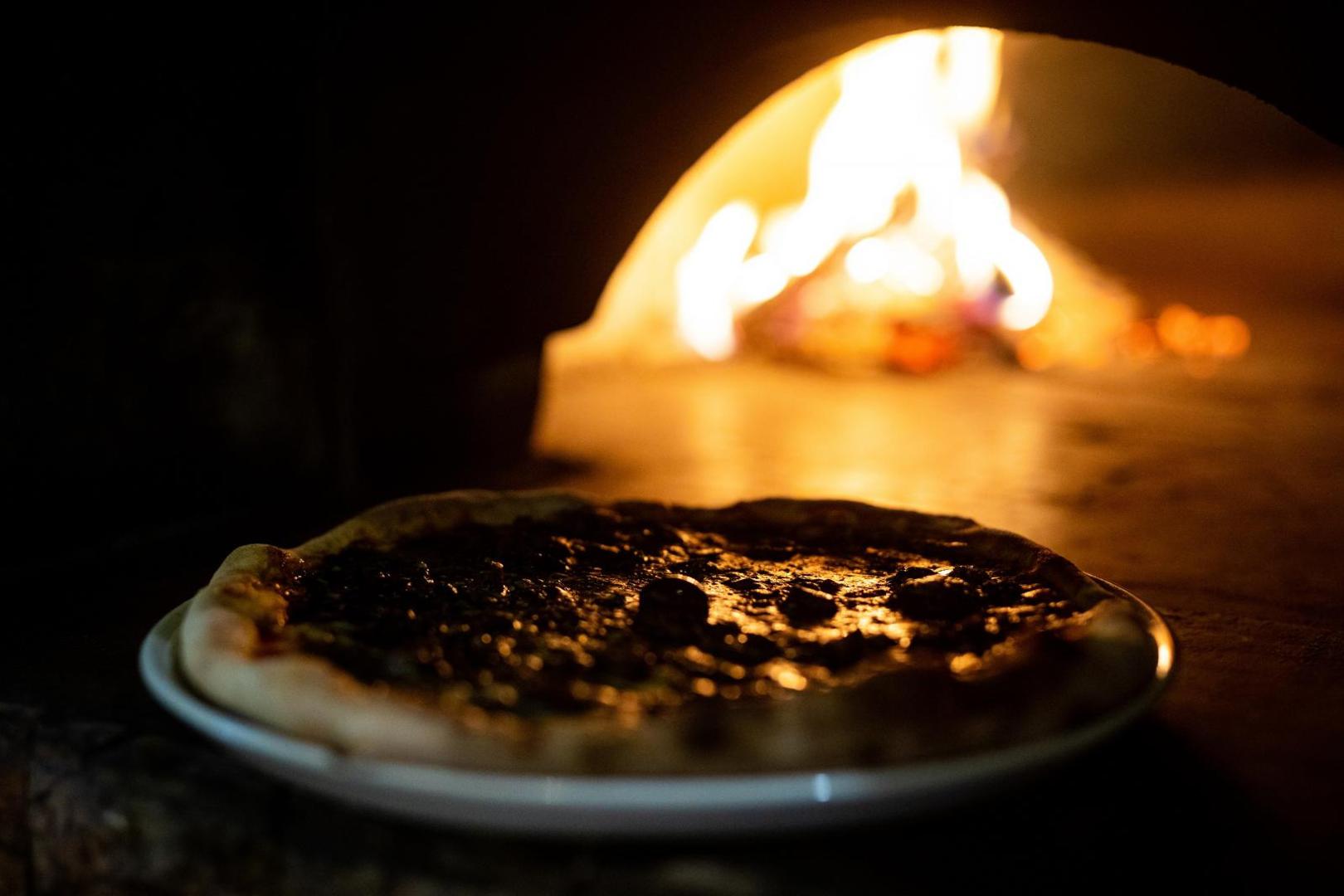 Pizza ispred krušne peći